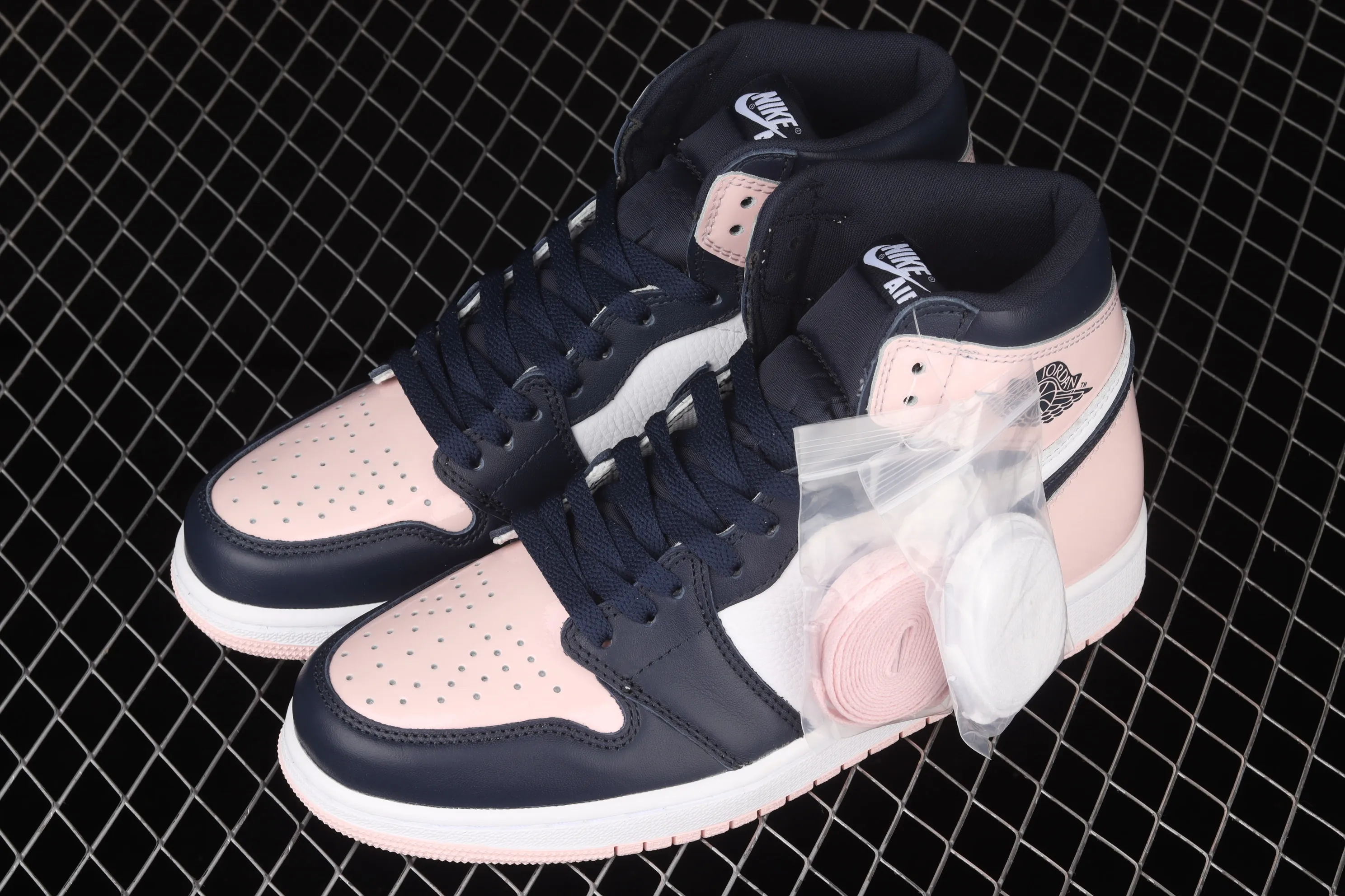 All categories Air Jordan Jordan series basketball shoes Air Jordan 1 High L version Air Jordan 1 High OG Atmosphere AJ1 Joe 1 Bubble Gum high-top basketball shoes DD9335-641